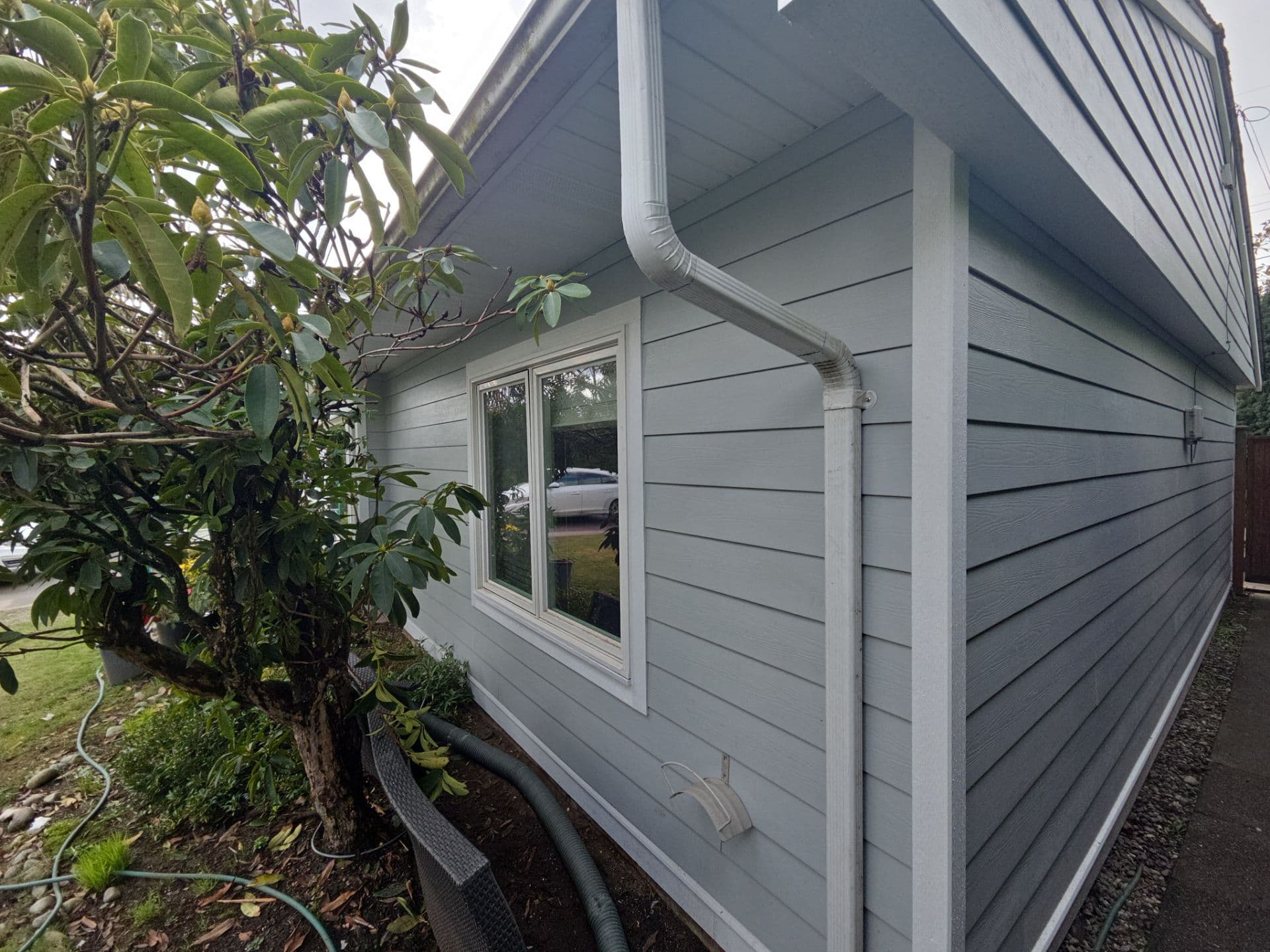 Hardie plank siding with corner trim detail by Tomron Construction in Maple Ridge, BC