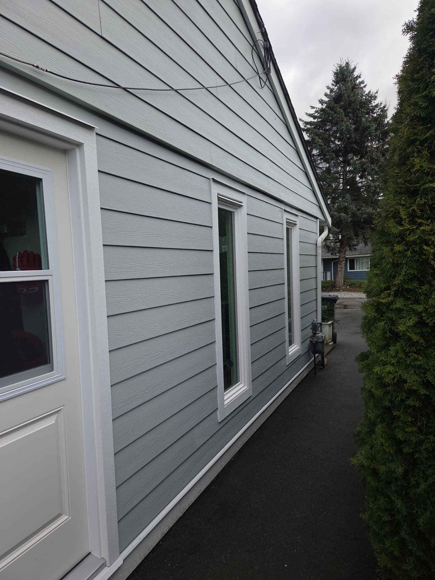 James Hardie fibre cement siding installation, front elevation by Tomron Construction in Maple Ridge, BC