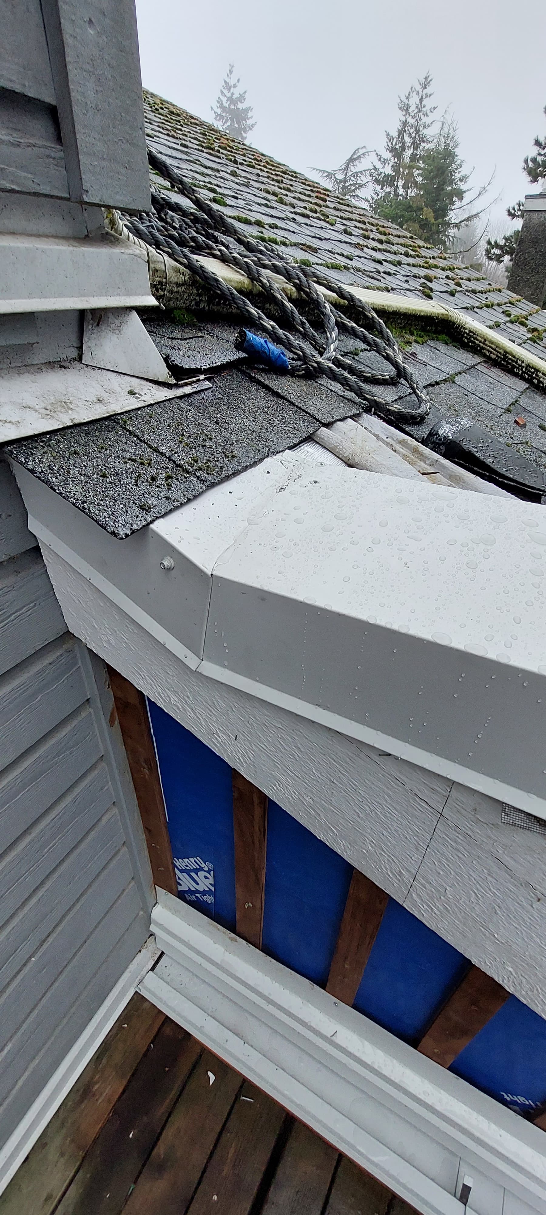 Reglet flashing embedded in masonry wall by Tomron Construction in Maple Ridge, BC